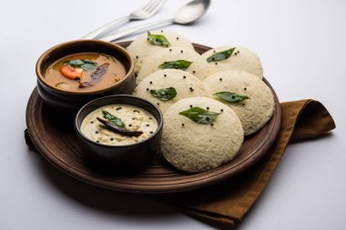Idli Sambhar veya Idly Sambar Hindistan 'da Hindistan cevizi turşusuyla servis edilen popüler bir Hint yemeğidir. seçici odak