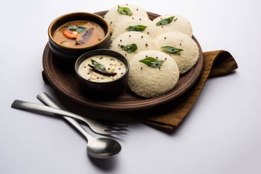 Idli Sambhar veya Idly Sambar Hindistan 'da Hindistan cevizi turşusuyla servis edilen popüler bir Hint yemeğidir. seçici odak
