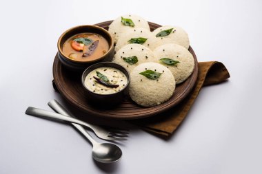 Idli Sambhar veya Idly Sambar Hindistan 'da Hindistan cevizi turşusuyla servis edilen popüler bir Hint yemeğidir. seçici odak