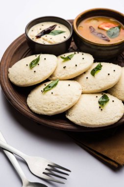 Idli Sambhar veya Idly Sambar Hindistan 'da Hindistan cevizi turşusuyla servis edilen popüler bir Hint yemeğidir. seçici odak