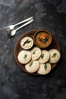 Idli Sambhar veya Idly Sambar Hindistan 'da Hindistan cevizi turşusuyla servis edilen popüler bir Hint yemeğidir. seçici odak