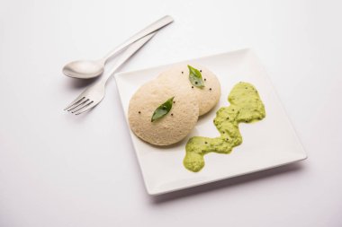 Idli Sambhar veya Idly Sambar Hindistan 'da Hindistan cevizi turşusuyla servis edilen popüler bir Hint yemeğidir. seçici odak