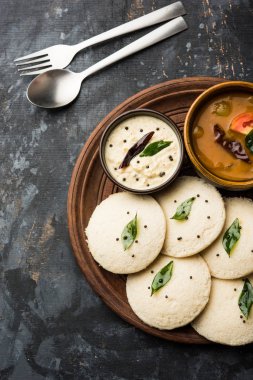 Idli Sambhar veya Idly Sambar Hindistan 'da Hindistan cevizi turşusuyla servis edilen popüler bir Hint yemeğidir. seçici odak