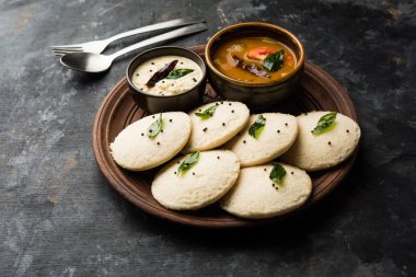 Idli Sambhar veya Idly Sambar Hindistan 'da Hindistan cevizi turşusuyla servis edilen popüler bir Hint yemeğidir. seçici odak