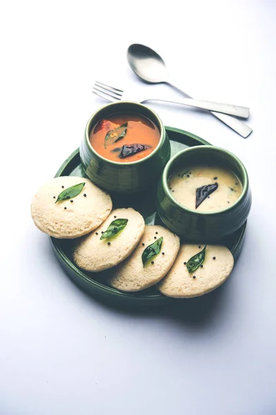 イドリサンバル Idli Sambar またはイドリサンバー Idly Sambar 南インドの人気料理で ココナッツチャツネを提供しています 選択的焦点 — ストック写真