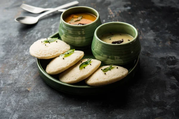イドリサンバル Idli Sambar またはイドリサンバー Idly Sambar 南インドの人気料理で ココナッツチャツネを提供しています 選択的焦点 — ストック写真