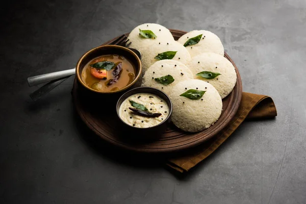 イドリサンバル Idli Sambar またはイドリサンバー Idly Sambar 南インドの人気料理で ココナッツチャツネを提供しています 選択的焦点 — ストック写真