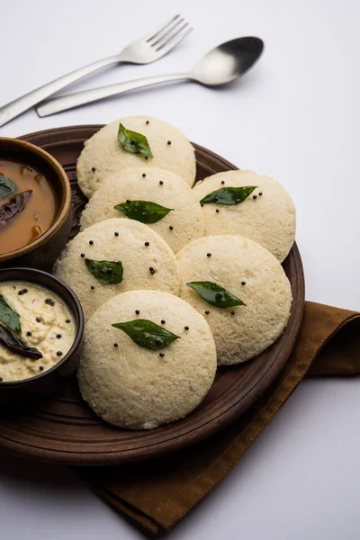 Idli Sambhar或Idly Sambar是一种受欢迎的南印度食品 与椰子胡桃一起食用 选择性重点 — 图库照片