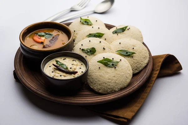 Idli Sambhar Veya Idly Sambar Hindistan Hindistan Cevizi Turşusuyla Servis — Stok fotoğraf