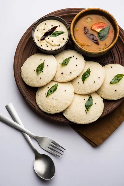 イドリサンバル Idli Sambar またはイドリサンバー Idly Sambar 南インドの人気料理で ココナッツチャツネを提供しています 選択的焦点 — ストック写真