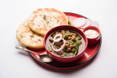 Pindi Chole Kulche ya da yol kenarındaki koley Kulcha, Hindistan ve Pakistan 'da popüler bir sokak yiyeceğidir. Hint Düz Ekmeğiyle servis edilen baharatlı nohut ya da chana köri. seçici odak