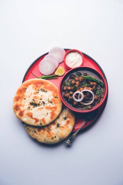 Pindi Chole Kulche ya da yol kenarındaki koley Kulcha, Hindistan ve Pakistan 'da popüler bir sokak yiyeceğidir. Hint Düz Ekmeğiyle servis edilen baharatlı nohut ya da chana köri. seçici odak