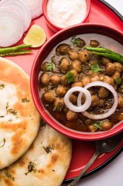 Pindi Chole Kulche ya da yol kenarındaki koley Kulcha, Hindistan ve Pakistan 'da popüler bir sokak yiyeceğidir. Hint Düz Ekmeğiyle servis edilen baharatlı nohut ya da chana köri. seçici odak