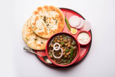 Pindi Chole Kulche ya da yol kenarındaki koley Kulcha, Hindistan ve Pakistan 'da popüler bir sokak yiyeceğidir. Hint Düz Ekmeğiyle servis edilen baharatlı nohut ya da chana köri. seçici odak