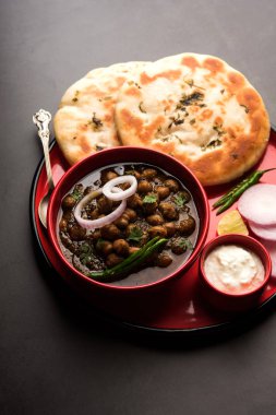 Pindi Chole Kulche ya da yol kenarındaki koley Kulcha, Hindistan ve Pakistan 'da popüler bir sokak yiyeceğidir. Hint Düz Ekmeğiyle servis edilen baharatlı nohut ya da chana köri. seçici odak