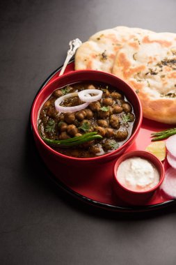 Pindi Chole Kulche ya da yol kenarındaki koley Kulcha, Hindistan ve Pakistan 'da popüler bir sokak yiyeceğidir. Hint Düz Ekmeğiyle servis edilen baharatlı nohut ya da chana köri. seçici odak
