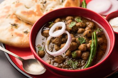 Pindi Chole Kulche ya da yol kenarındaki koley Kulcha, Hindistan ve Pakistan 'da popüler bir sokak yiyeceğidir. Hint Düz Ekmeğiyle servis edilen baharatlı nohut ya da chana köri. seçici odak