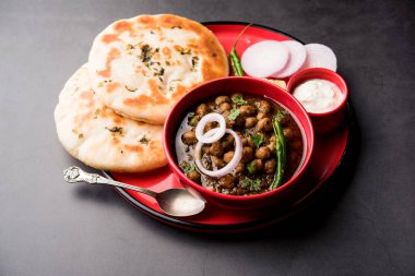 Pindi Chole Kulche ya da yol kenarındaki koley Kulcha, Hindistan ve Pakistan 'da popüler bir sokak yiyeceğidir. Hint Düz Ekmeğiyle servis edilen baharatlı nohut ya da chana köri. seçici odak