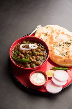 Pindi Chole Kulche ya da yol kenarındaki koley Kulcha, Hindistan ve Pakistan 'da popüler bir sokak yiyeceğidir. Hint Düz Ekmeğiyle servis edilen baharatlı nohut ya da chana köri. seçici odak