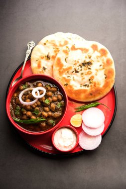 Pindi Chole Kulche ya da yol kenarındaki koley Kulcha, Hindistan ve Pakistan 'da popüler bir sokak yiyeceğidir. Hint Düz Ekmeğiyle servis edilen baharatlı nohut ya da chana köri. seçici odak