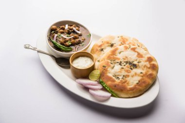 Pindi Chole Kulche ya da yol kenarındaki koley Kulcha, Hindistan ve Pakistan 'da popüler bir sokak yiyeceğidir. Hint Düz Ekmeğiyle servis edilen baharatlı nohut ya da chana köri. seçici odak