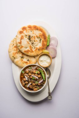 Pindi Chole Kulche ya da yol kenarındaki koley Kulcha, Hindistan ve Pakistan 'da popüler bir sokak yiyeceğidir. Hint Düz Ekmeğiyle servis edilen baharatlı nohut ya da chana köri. seçici odak