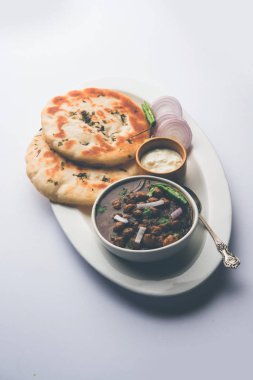 Pindi Chole Kulche ya da yol kenarındaki koley Kulcha, Hindistan ve Pakistan 'da popüler bir sokak yiyeceğidir. Hint Düz Ekmeğiyle servis edilen baharatlı nohut ya da chana köri. seçici odak