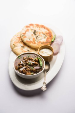 Pindi Chole Kulche ya da yol kenarındaki koley Kulcha, Hindistan ve Pakistan 'da popüler bir sokak yiyeceğidir. Hint Düz Ekmeğiyle servis edilen baharatlı nohut ya da chana köri. seçici odak
