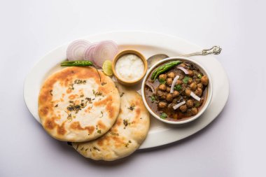 Pindi Chole Kulche ya da yol kenarındaki koley Kulcha, Hindistan ve Pakistan 'da popüler bir sokak yiyeceğidir. Hint Düz Ekmeğiyle servis edilen baharatlı nohut ya da chana köri. seçici odak