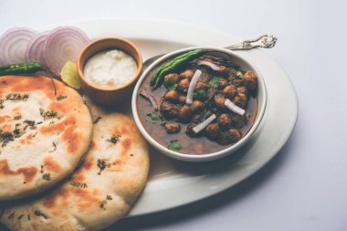 Pindi Chole Kulche ya da yol kenarındaki koley Kulcha, Hindistan ve Pakistan 'da popüler bir sokak yiyeceğidir. Hint Düz Ekmeğiyle servis edilen baharatlı nohut ya da chana köri. seçici odak