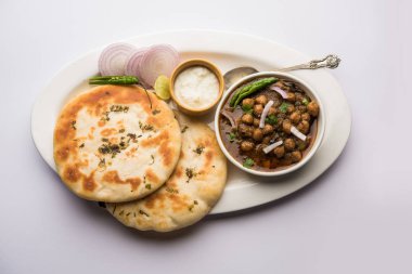 Pindi Chole Kulche ya da yol kenarındaki koley Kulcha, Hindistan ve Pakistan 'da popüler bir sokak yiyeceğidir. Hint Düz Ekmeğiyle servis edilen baharatlı nohut ya da chana köri. seçici odak