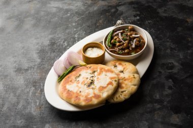 Pindi Chole Kulche ya da yol kenarındaki koley Kulcha, Hindistan ve Pakistan 'da popüler bir sokak yiyeceğidir. Hint Düz Ekmeğiyle servis edilen baharatlı nohut ya da chana köri. seçici odak