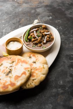 Pindi Chole Kulche ya da yol kenarındaki koley Kulcha, Hindistan ve Pakistan 'da popüler bir sokak yiyeceğidir. Hint Düz Ekmeğiyle servis edilen baharatlı nohut ya da chana köri. seçici odak