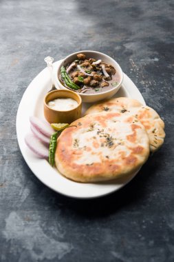Pindi Chole Kulche ya da yol kenarındaki koley Kulcha, Hindistan ve Pakistan 'da popüler bir sokak yiyeceğidir. Hint Düz Ekmeğiyle servis edilen baharatlı nohut ya da chana köri. seçici odak