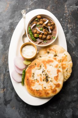 Pindi Chole Kulche ya da yol kenarındaki koley Kulcha, Hindistan ve Pakistan 'da popüler bir sokak yiyeceğidir. Hint Düz Ekmeğiyle servis edilen baharatlı nohut ya da chana köri. seçici odak
