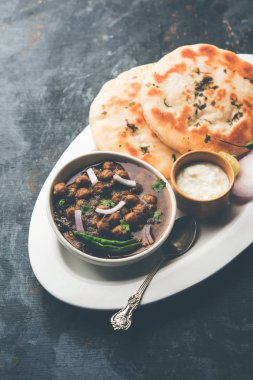 Pindi Chole Kulche ya da yol kenarındaki koley Kulcha, Hindistan ve Pakistan 'da popüler bir sokak yiyeceğidir. Hint Düz Ekmeğiyle servis edilen baharatlı nohut ya da chana köri. seçici odak