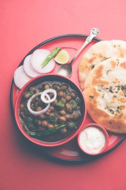 Pindi Chole Kulche ya da yol kenarındaki koley Kulcha, Hindistan ve Pakistan 'da popüler bir sokak yiyeceğidir. Hint Düz Ekmeğiyle servis edilen baharatlı nohut ya da chana köri. seçici odak