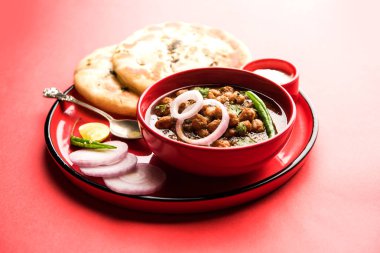 Pindi Chole Kulche ya da yol kenarındaki koley Kulcha, Hindistan ve Pakistan 'da popüler bir sokak yiyeceğidir. Hint Düz Ekmeğiyle servis edilen baharatlı nohut ya da chana köri. seçici odak