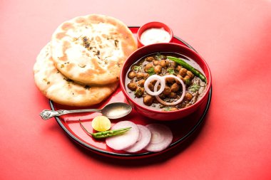 Pindi Chole Kulche ya da yol kenarındaki koley Kulcha, Hindistan ve Pakistan 'da popüler bir sokak yiyeceğidir. Hint Düz Ekmeğiyle servis edilen baharatlı nohut ya da chana köri. seçici odak