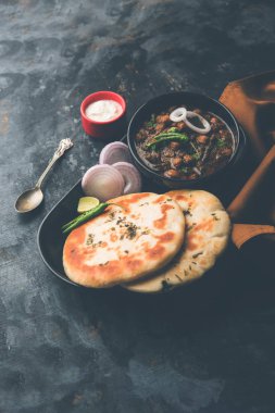 Pindi Chole Kulche ya da yol kenarındaki koley Kulcha, Hindistan ve Pakistan 'da popüler bir sokak yiyeceğidir. Hint Düz Ekmeğiyle servis edilen baharatlı nohut ya da chana köri. seçici odak