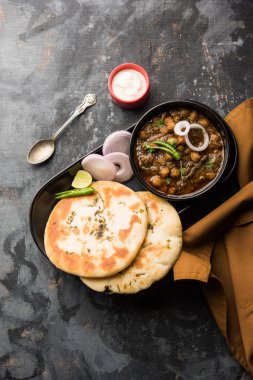 Pindi Chole Kulche ya da yol kenarındaki koley Kulcha, Hindistan ve Pakistan 'da popüler bir sokak yiyeceğidir. Hint Düz Ekmeğiyle servis edilen baharatlı nohut ya da chana köri. seçici odak