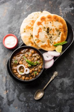 Pindi Chole Kulche ya da yol kenarındaki koley Kulcha, Hindistan ve Pakistan 'da popüler bir sokak yiyeceğidir. Hint Düz Ekmeğiyle servis edilen baharatlı nohut ya da chana köri. seçici odak