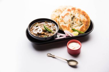 Pindi Chole Kulche ya da yol kenarındaki koley Kulcha, Hindistan ve Pakistan 'da popüler bir sokak yiyeceğidir. Hint Düz Ekmeğiyle servis edilen baharatlı nohut ya da chana köri. seçici odak