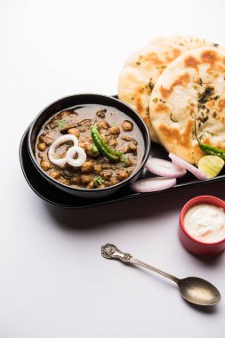 Pindi Chole Kulche ya da yol kenarındaki koley Kulcha, Hindistan ve Pakistan 'da popüler bir sokak yiyeceğidir. Hint Düz Ekmeğiyle servis edilen baharatlı nohut ya da chana köri. seçici odak