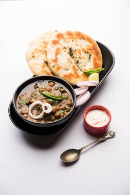 Pindi Chole Kulche ya da yol kenarındaki koley Kulcha, Hindistan ve Pakistan 'da popüler bir sokak yiyeceğidir. Hint Düz Ekmeğiyle servis edilen baharatlı nohut ya da chana köri. seçici odak