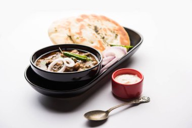 Pindi Chole Kulche ya da yol kenarındaki koley Kulcha, Hindistan ve Pakistan 'da popüler bir sokak yiyeceğidir. Hint Düz Ekmeğiyle servis edilen baharatlı nohut ya da chana köri. seçici odak