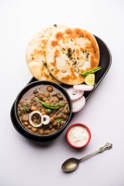 Pindi Chole Kulche ya da yol kenarındaki koley Kulcha, Hindistan ve Pakistan 'da popüler bir sokak yiyeceğidir. Hint Düz Ekmeğiyle servis edilen baharatlı nohut ya da chana köri. seçici odak
