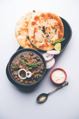 Pindi Chole Kulche ya da yol kenarındaki koley Kulcha, Hindistan ve Pakistan 'da popüler bir sokak yiyeceğidir. Hint Düz Ekmeğiyle servis edilen baharatlı nohut ya da chana köri. seçici odak