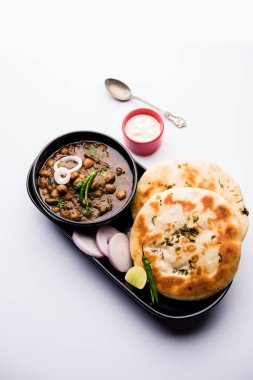 Pindi Chole Kulche ya da yol kenarındaki koley Kulcha, Hindistan ve Pakistan 'da popüler bir sokak yiyeceğidir. Hint Düz Ekmeğiyle servis edilen baharatlı nohut ya da chana köri. seçici odak