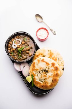 Pindi Chole Kulche ya da yol kenarındaki koley Kulcha, Hindistan ve Pakistan 'da popüler bir sokak yiyeceğidir. Hint Düz Ekmeğiyle servis edilen baharatlı nohut ya da chana köri. seçici odak